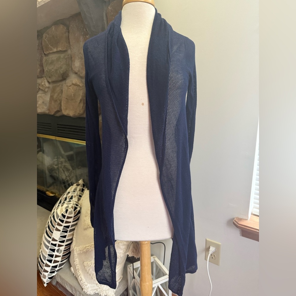 Thin Coat for lady  in dark blue 
In size S. By COTTON ON  knit Wear.